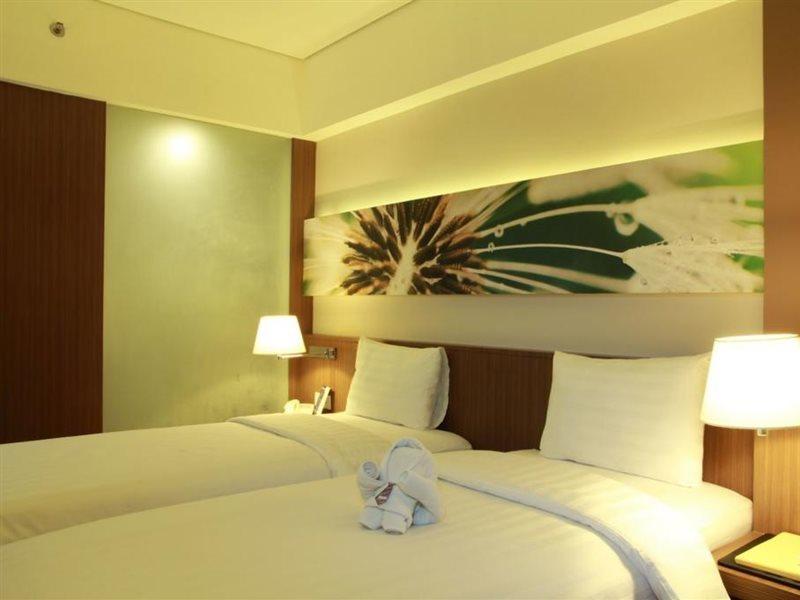Soll Marina Hotel Serpong Buitenkant foto