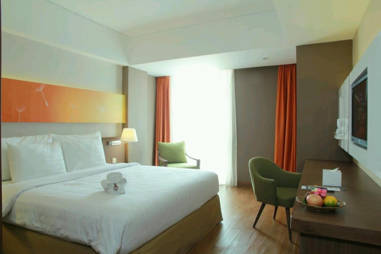 Soll Marina Hotel Serpong Buitenkant foto