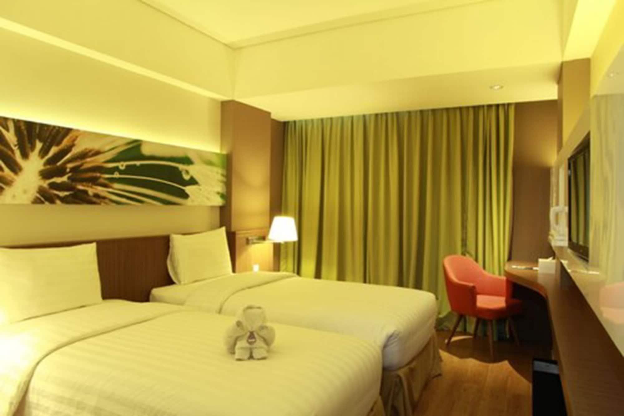 Soll Marina Hotel Serpong Buitenkant foto