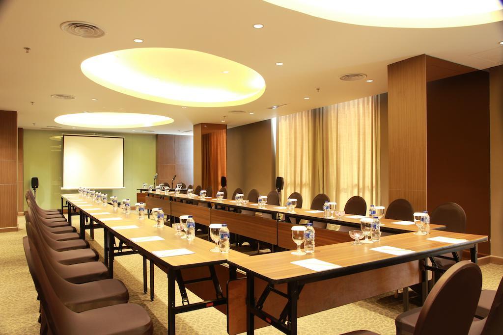 Soll Marina Hotel Serpong Buitenkant foto